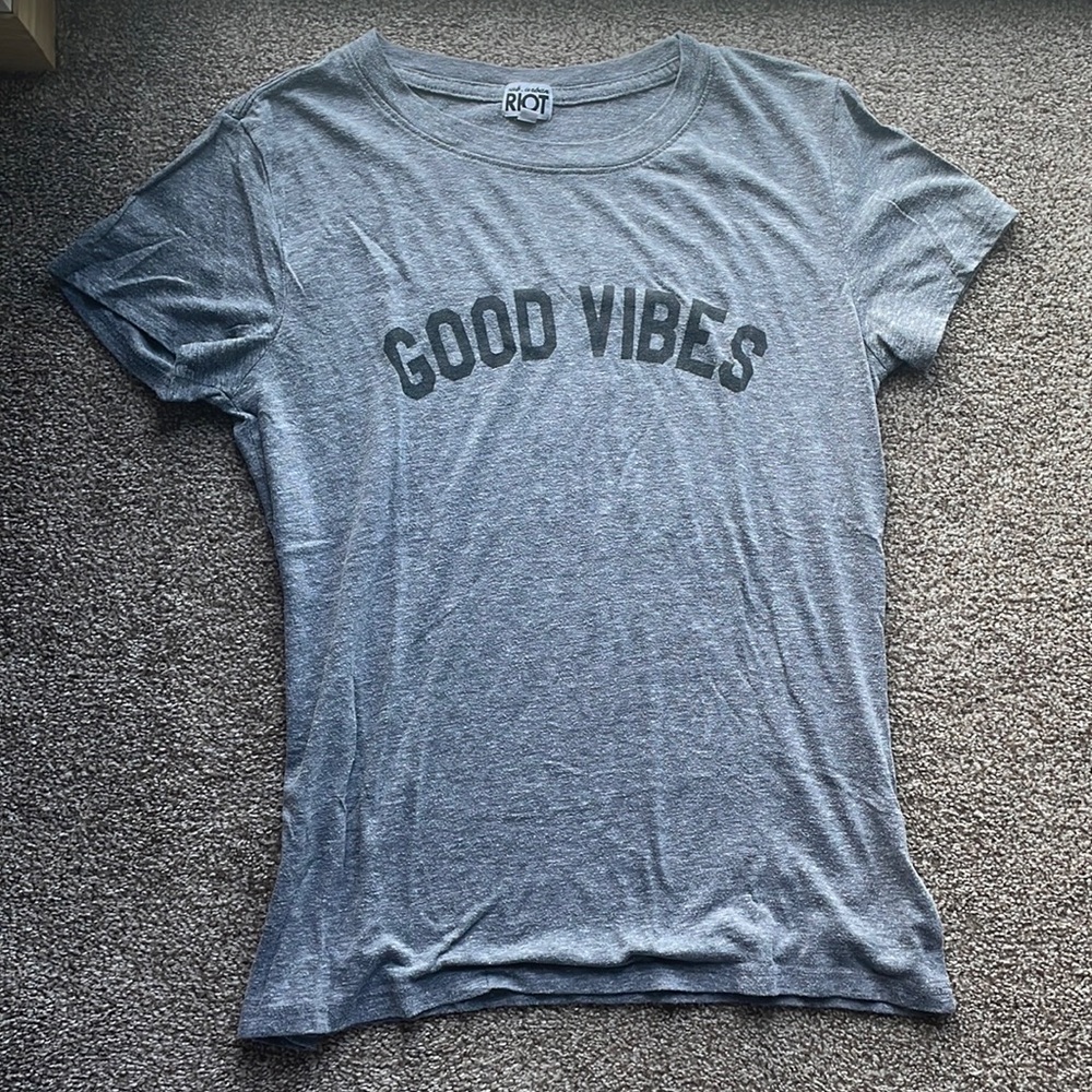 “Good Vibes” Gray Tee